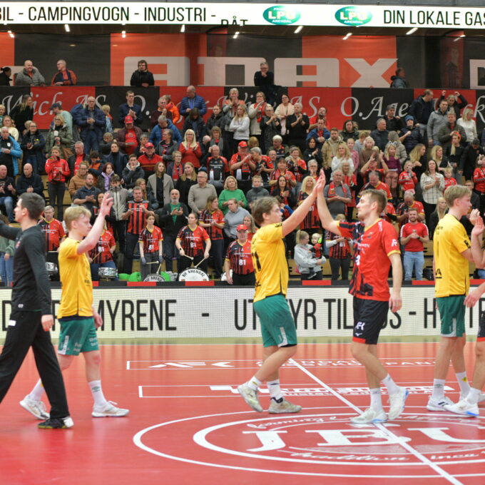 Det var mange tilskuere på plass i Sparebanken Sør Amfi i anledning Folkets Kamp.